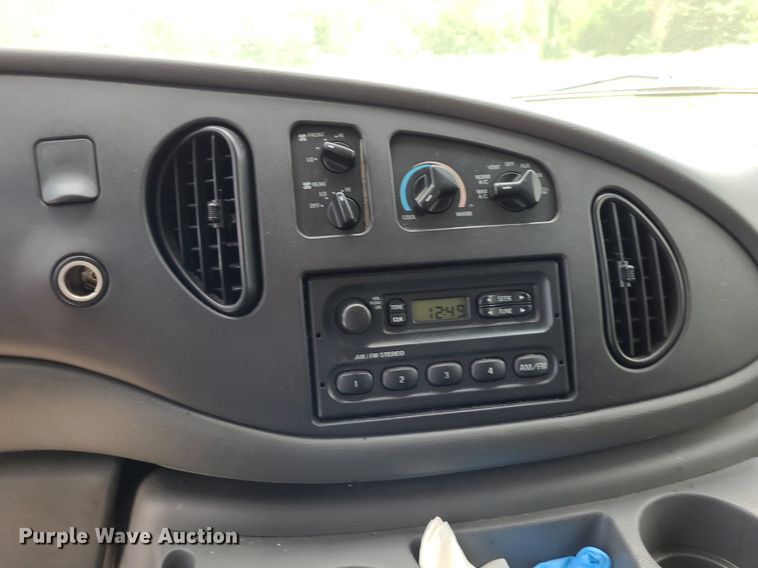 image for item DK1933 2004 Ford E350 Super Duty XL  van