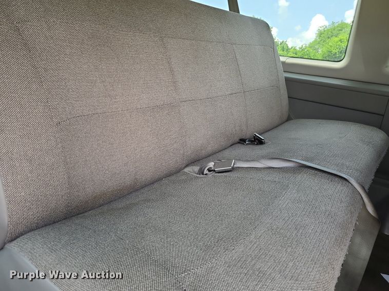 image for item DK1933 2004 Ford E350 Super Duty XL  van