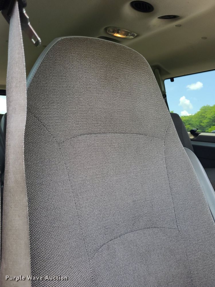 image for item DK1933 2004 Ford E350 Super Duty XL  van