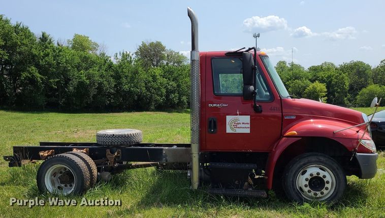 image for item DK1937 2011 International DuraStar 4300  truck cab and chassis