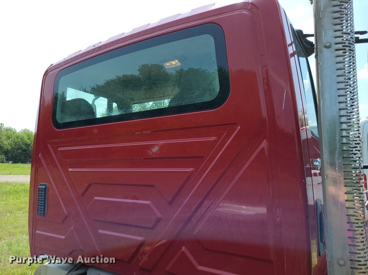 image for item DK1937 2011 International DuraStar 4300  truck cab and chassis