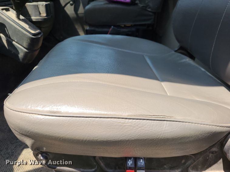 image for item DK1937 2011 International DuraStar 4300  truck cab and chassis