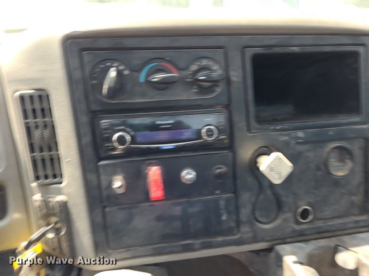 image for item DK1937 2011 International DuraStar 4300  truck cab and chassis