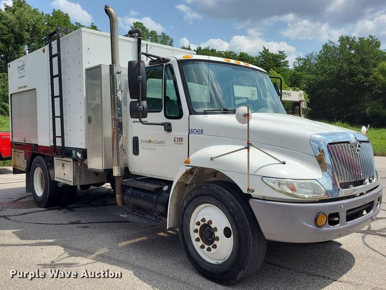 image for item DK1941 2005 International 4300  sewer jetter truck