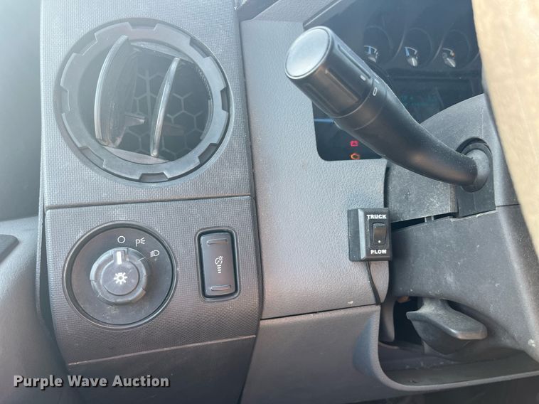 image for item DM4961 2011 Ford F350 Super Duty XL  pickup truck