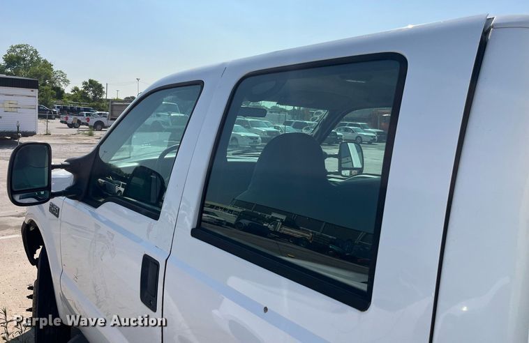 image for item DM4965 2002 Ford F450 Super Duty XL  Crew Cab utility / service truck