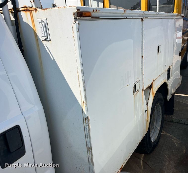 image for item DM4965 2002 Ford F450 Super Duty XL  Crew Cab utility / service truck