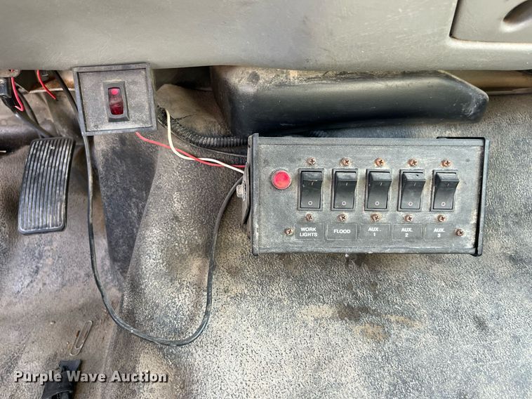 image for item DM4965 2002 Ford F450 Super Duty XL  Crew Cab utility / service truck