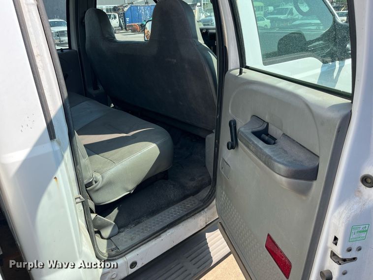 image for item DM4965 2002 Ford F450 Super Duty XL  Crew Cab utility / service truck