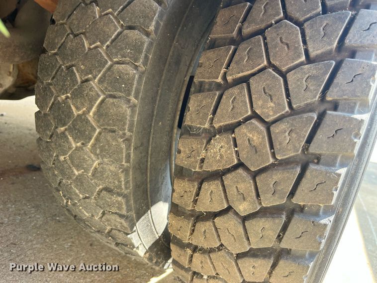 image for item DM4965 2002 Ford F450 Super Duty XL  Crew Cab utility / service truck