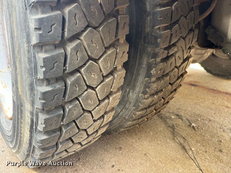 image for item DM4965 2002 Ford F450 Super Duty XL  Crew Cab utility / service truck