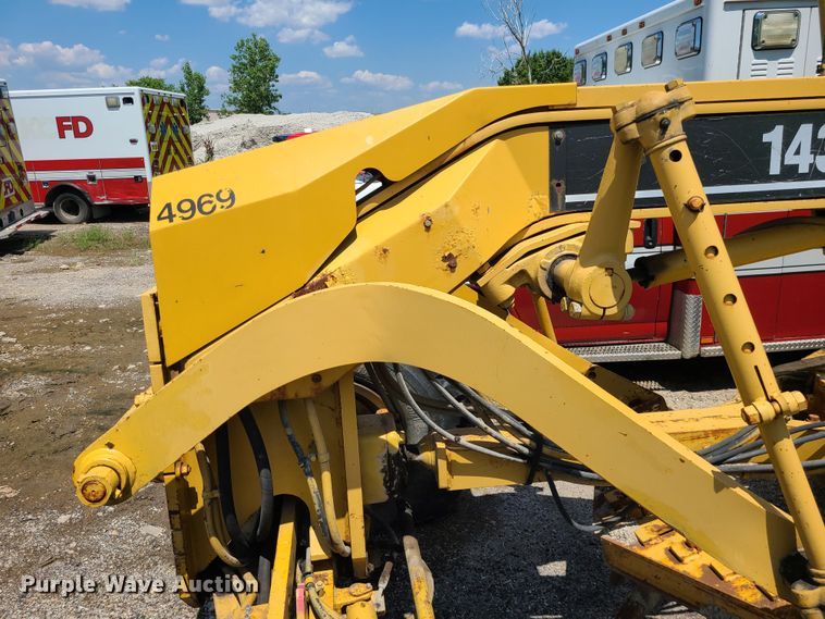 image for item DM4982 1999 Caterpillar 143H  motor grader