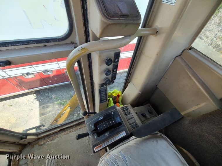 image for item DM4982 1999 Caterpillar 143H  motor grader