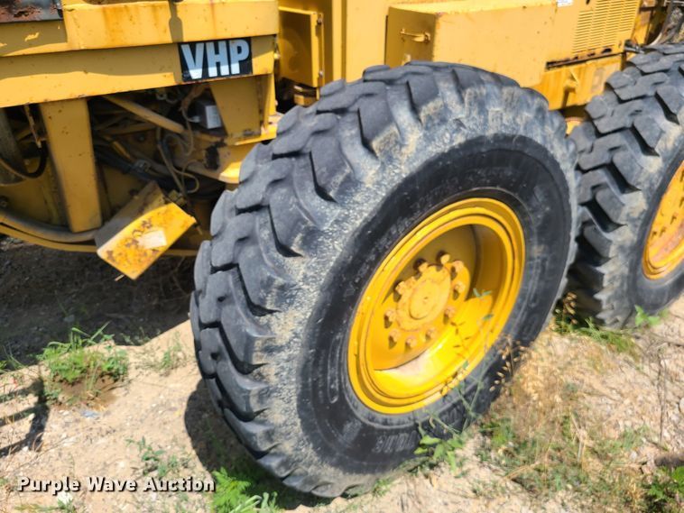 image for item DM4982 1999 Caterpillar 143H  motor grader