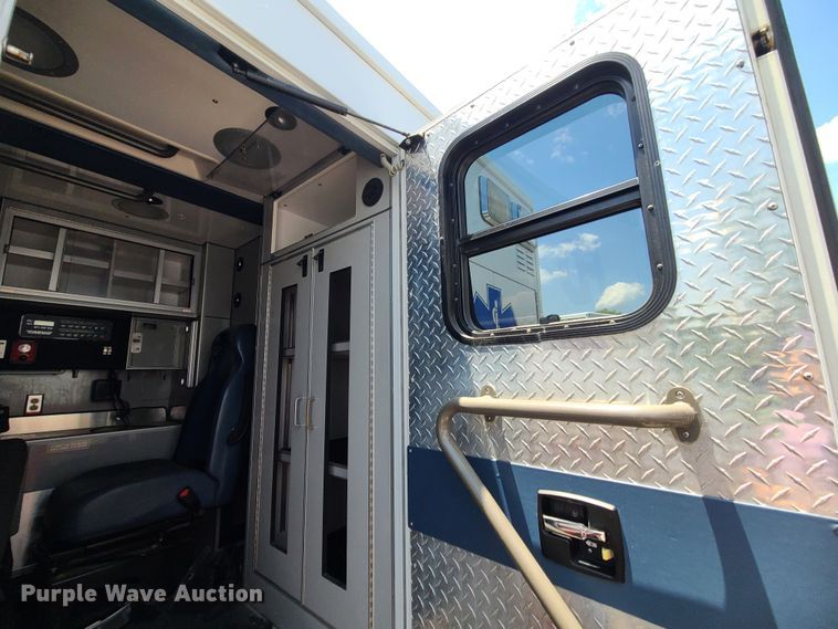 image for item DM4987 2016 Chevrolet Express G4500  ambulance