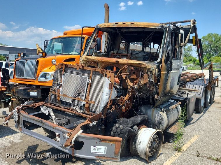 image for item DM4995 2007 International 7600  roll-off container truck