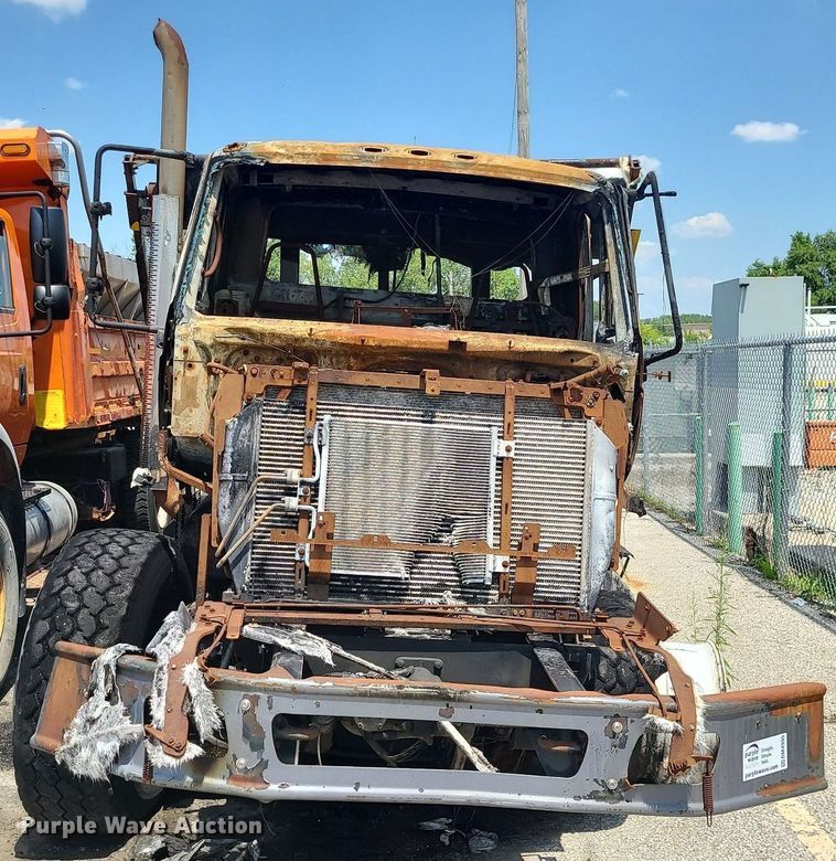 image for item DM4995 2007 International 7600  roll-off container truck