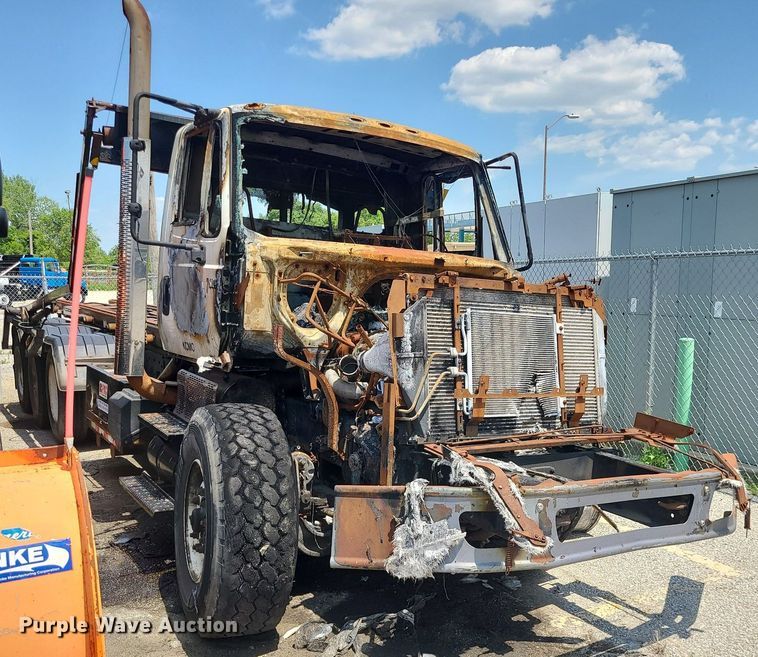 image for item DM4995 2007 International 7600  roll-off container truck