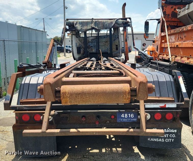 image for item DM4995 2007 International 7600  roll-off container truck