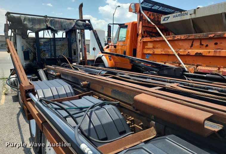 image for item DM4995 2007 International 7600  roll-off container truck