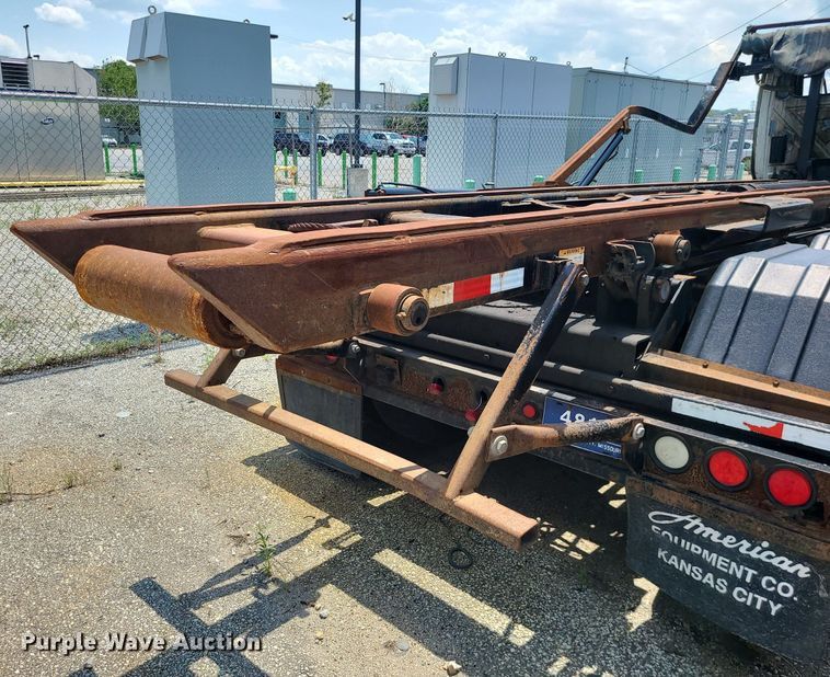 image for item DM4995 2007 International 7600  roll-off container truck