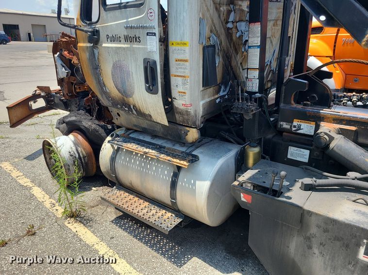 image for item DM4995 2007 International 7600  roll-off container truck