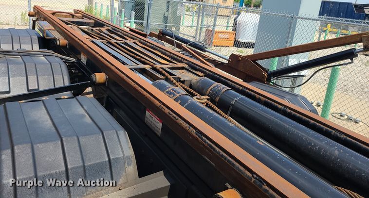 image for item DM4995 2007 International 7600  roll-off container truck