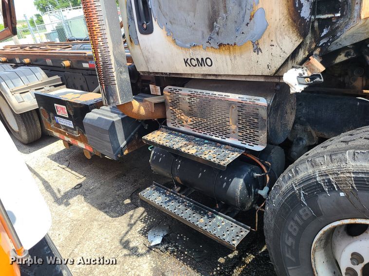 image for item DM4995 2007 International 7600  roll-off container truck