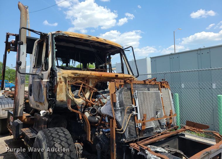 image for item DM4995 2007 International 7600  roll-off container truck