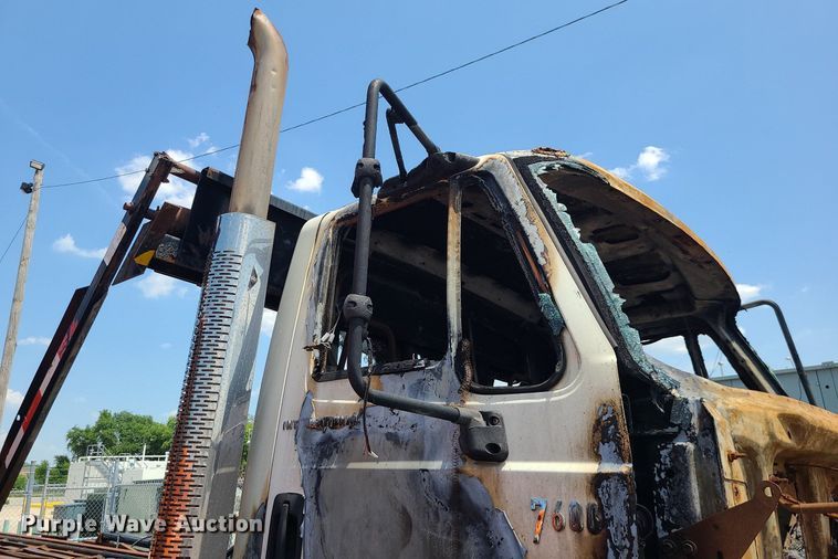 image for item DM4995 2007 International 7600  roll-off container truck