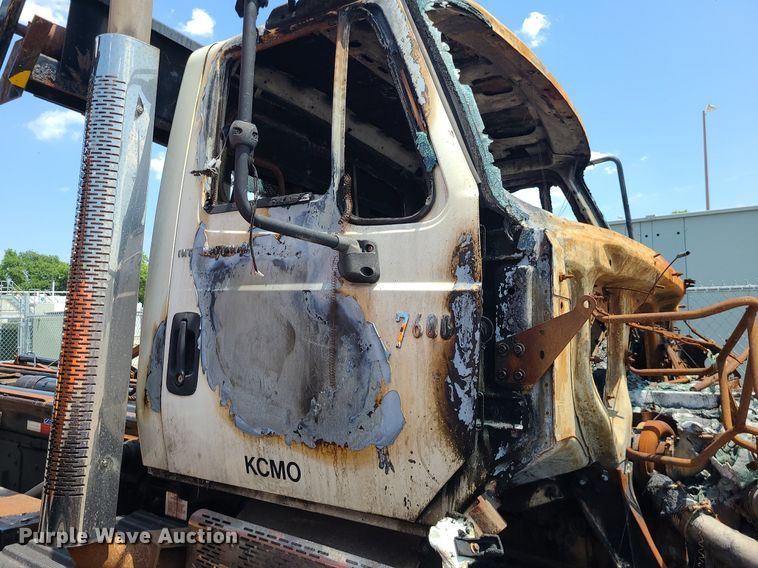 image for item DM4995 2007 International 7600  roll-off container truck