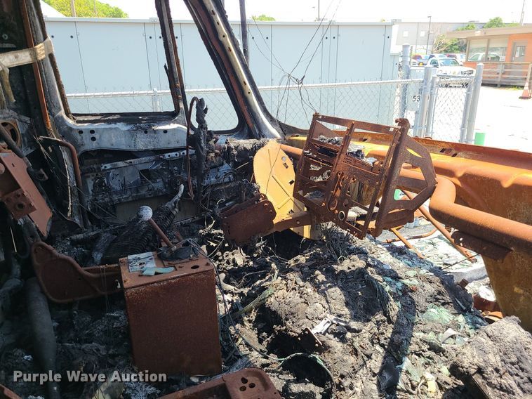 image for item DM4995 2007 International 7600  roll-off container truck