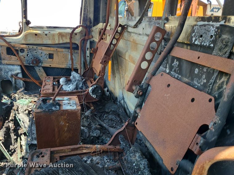 image for item DM4995 2007 International 7600  roll-off container truck