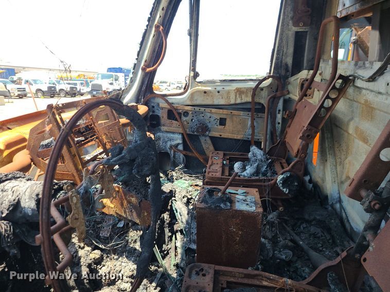 image for item DM4995 2007 International 7600  roll-off container truck