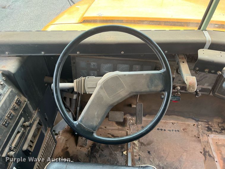 image for item DN3034 1991 International 3700  school bus