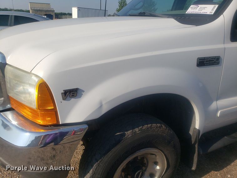 image for item DP8008 2001 Ford F250 Super Duty  SuperCab pickup truck