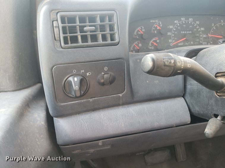 image for item DP8048 2001 Ford F250 Super Duty  flatbed pickup truck