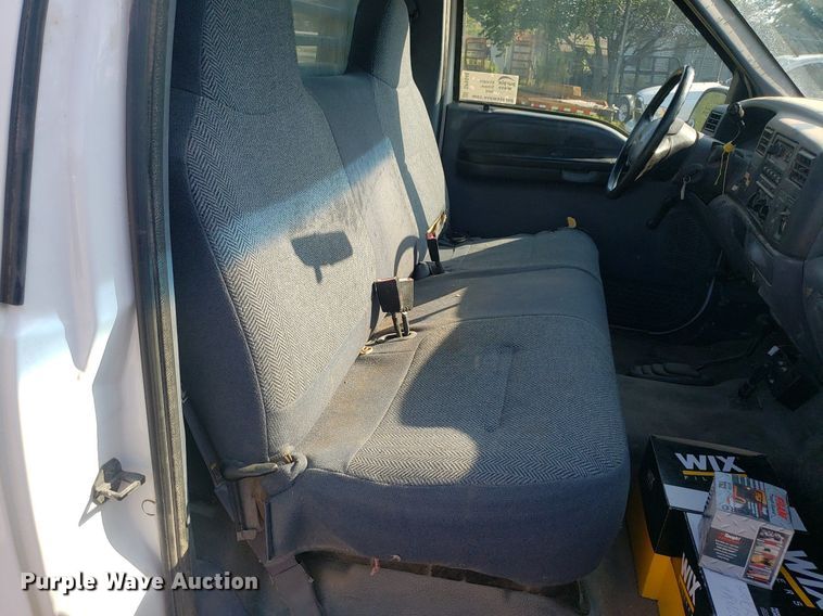 image for item DP8048 2001 Ford F250 Super Duty  flatbed pickup truck