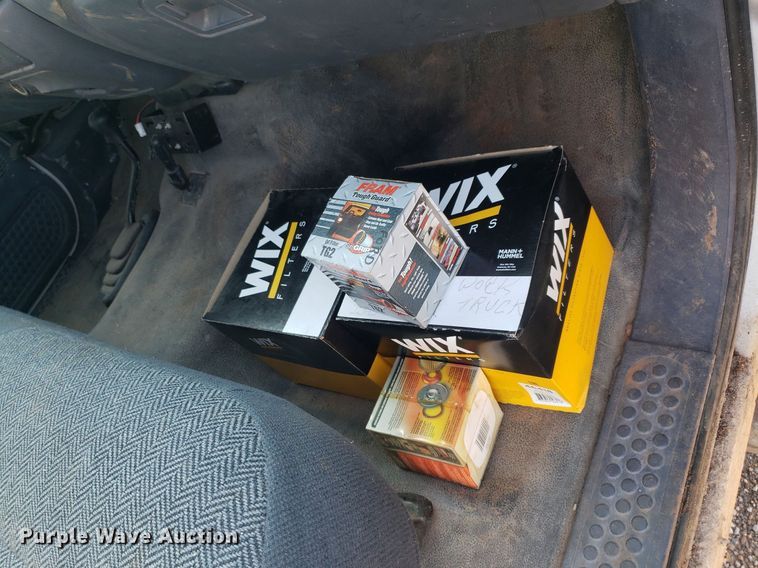 image for item DP8048 2001 Ford F250 Super Duty  flatbed pickup truck