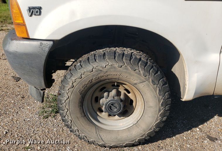 image for item DP8048 2001 Ford F250 Super Duty  flatbed pickup truck