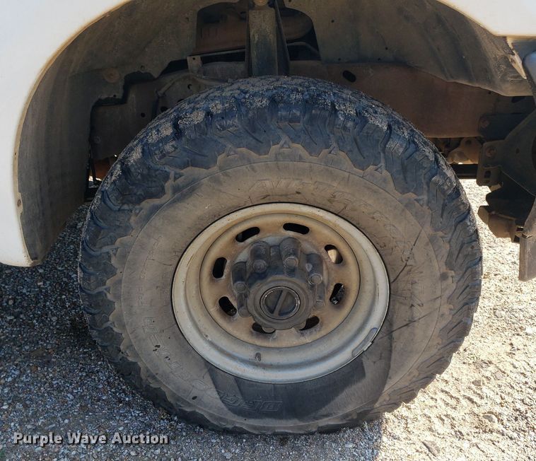 image for item DP8048 2001 Ford F250 Super Duty  flatbed pickup truck