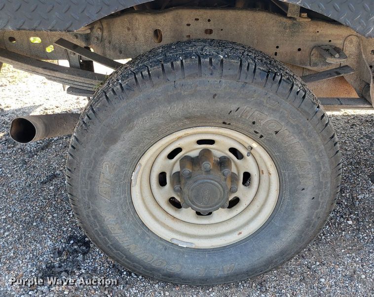 image for item DP8048 2001 Ford F250 Super Duty  flatbed pickup truck