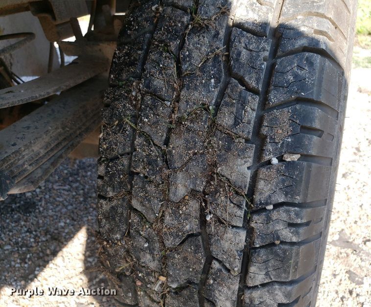 image for item DP8048 2001 Ford F250 Super Duty  flatbed pickup truck