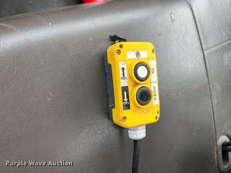 image for item II9170 2009 Ford F350 Super Duty XL  dump flatbed pickup truck