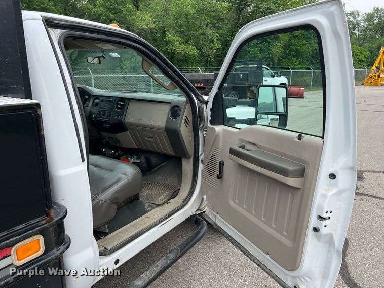 image for item II9170 2009 Ford F350 Super Duty XL  dump flatbed pickup truck