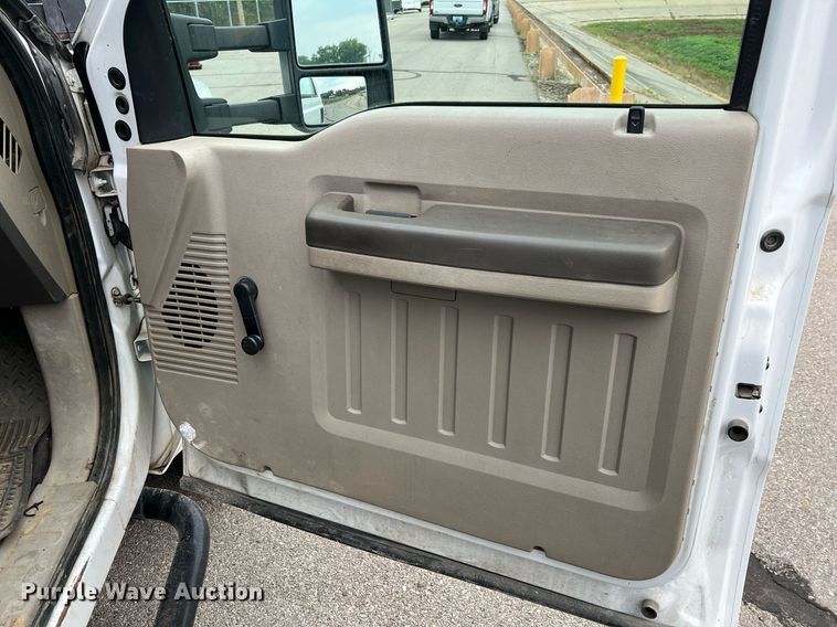 image for item II9170 2009 Ford F350 Super Duty XL  dump flatbed pickup truck