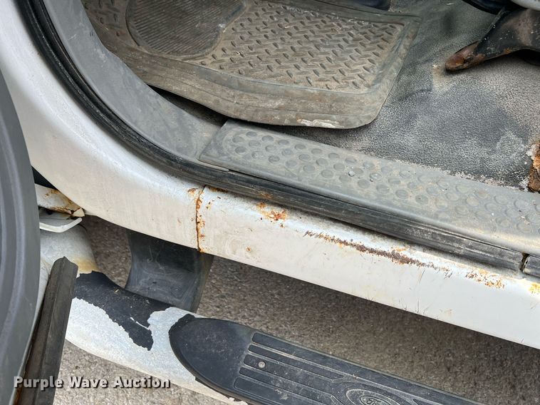 image for item II9180 2005 Ford F550 Super Duty XL  flatbed truck