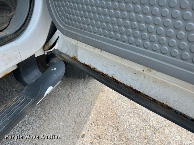 image for item II9180 2005 Ford F550 Super Duty XL  flatbed truck