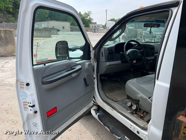 image for item II9180 2005 Ford F550 Super Duty XL  flatbed truck