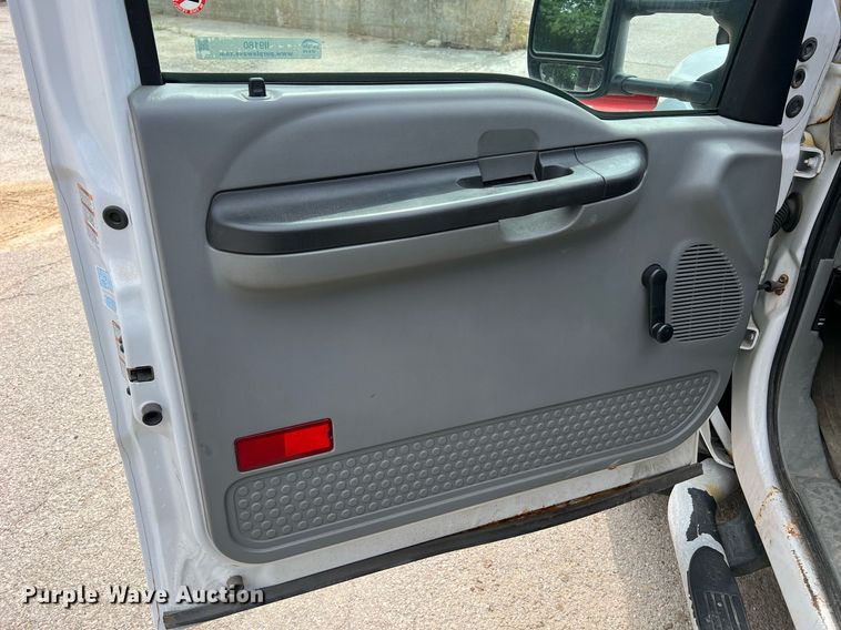 image for item II9180 2005 Ford F550 Super Duty XL  flatbed truck